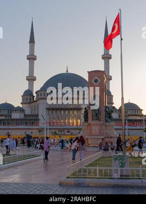 Taksim-Platz, republikanisches Denkmal und Taksim-Moschee in Istanbul Türkei. Touristen genießen den Platz an einem Sommerabend. Stockfoto