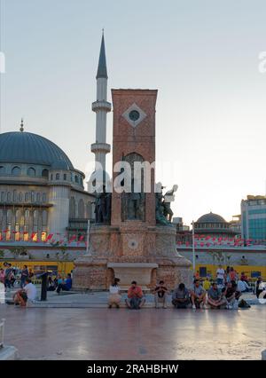 Taksim-Platz, republikanisches Denkmal und Taksim-Moschee in Istanbul Türkei. Touristen genießen den Platz an einem Sommerabend. Stockfoto