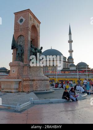 Taksim-Platz, republikanisches Denkmal und Taksim-Moschee in Istanbul Türkei. Touristen genießen den Platz an einem Sommerabend. Stockfoto