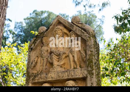 Geschnitzte römische Steine im Djemila-Museum in Setif, Algerien. UNESCO-Weltkulturerbe. Stockfoto