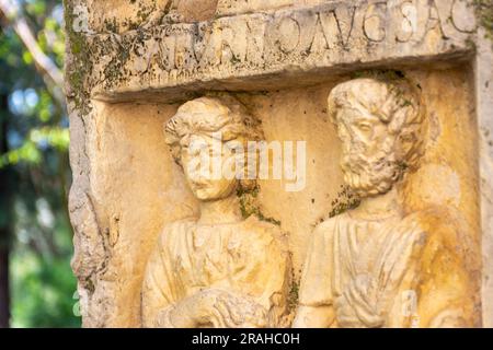 Geschnitzte römische Steine im Djemila-Museum in Setif, Algerien. UNESCO-Weltkulturerbe. Stockfoto