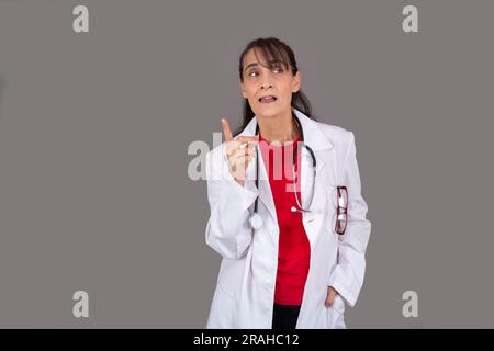Ärztin mit durchdachtem Gesichtsausdruck isoliert vom Hintergrund Stockfoto