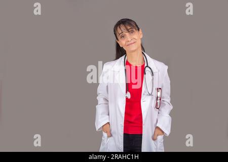 Ärztin mit durchdachtem Gesichtsausdruck isoliert vom Hintergrund Stockfoto