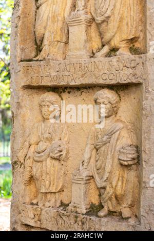 Geschnitzte römische Steine im Djemila-Museum in Setif, Algerien. UNESCO-Weltkulturerbe. Stockfoto