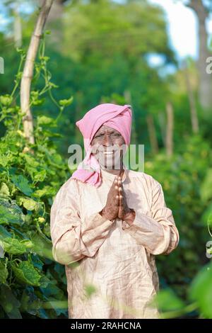 Indische Landwirtschaft, glücklicher indischer Bauer, der dich begrüßt, indischer Bauer, der namensvolle Hände zeigt Stockfoto