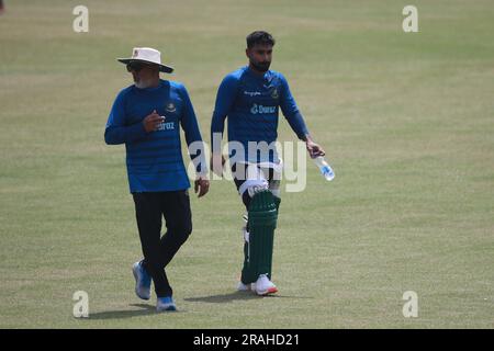 Cheftrainer Chandika Hathurusingha und Litton das (R), während Kricketspieler aus Bangladesch an der Trainingseinheit im Zahur Ahmed Chowdhury Stadium (ZACS) teilnehmen Stockfoto