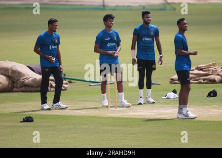 Von links Schnellbowler Mustafizur Rahman, hasan Mahmud, Ebadot Hossain und Shariful Islam, während Bangladescher Cricketspieler an der Praxisübung im Zahu teilnehmen Stockfoto