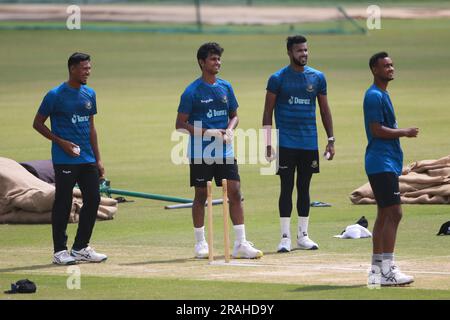 Von links Schnellbowler Mustafizur Rahman, hasan Mahmud, Ebadot Hossain und Shariful Islam, während Bangladescher Cricketspieler an der Praxisübung im Zahu teilnehmen Stockfoto