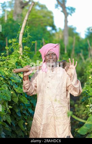 Indische Landwirtschaft glücklicher Bauer mit Schweinebank auf der Farm, armer Bauer, Bauer rettet, Bauer zeigt Ausstellungsstücke Stockfoto