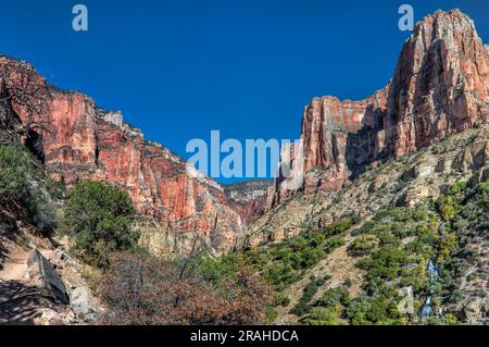 Steile Mauern über dem North Kaibab Trail, Roaring Springs (rechts), im Roaring Springs Canyon, unter dem Nordrand, Grand Canyon-Nationalpark, Arizona, USA Stockfoto