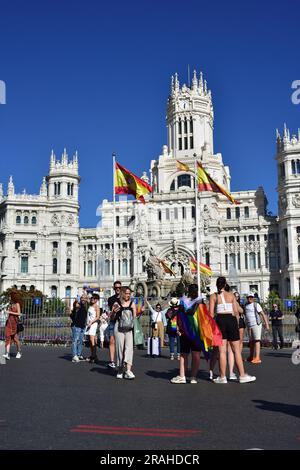 Leute, die auf dem Cibeles-Platz am Tag des Homosexuellen-Stolzes feiern. 1. Juli 2023 Stockfoto