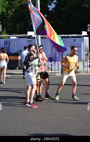 Leute, die auf dem Cibeles-Platz am Tag des Homosexuellen-Stolzes feiern. 1. Juli 2023 Stockfoto