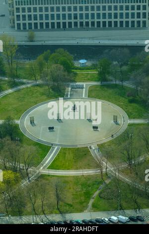 Panoramablick auf das Marx-Engels-Forum, den öffentlichen Park im Zentrum Berlins Stockfoto