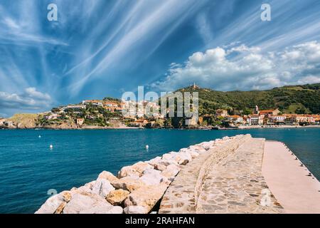 Collioure, Frankreich. Blick Vom Liegeplatz Im Hafen Auf Die Hügelige Stadt Collioure Am Tag Des Sonnigen Frühlings Stockfoto