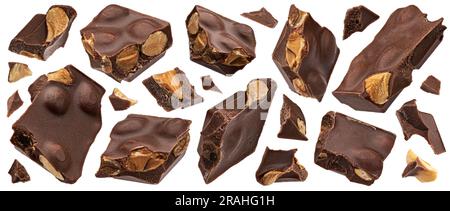 Dunkle Schokoladenstücke mit Mandeln auf weißem Hintergrund isoliert Stockfoto