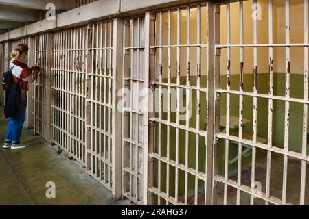 Im Alcatraz Bundesgefängnis mit Touristen, die in die Gefängniszellen schauen, Alcatraz Island San Francisco Kalifornien USA Stockfoto