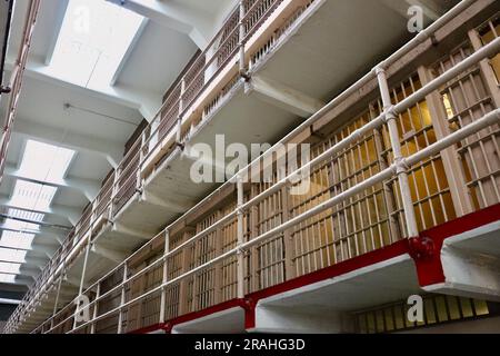 Im Bundesgefängnis Alcatraz blickt man auf die Korridore mit Gefängniszellen Alcatraz Island San Francisco California USA Stockfoto