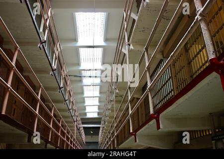 Im Bundesgefängnis Alcatraz blickt man auf die Korridore mit Gefängniszellen Alcatraz Island San Francisco California USA Stockfoto