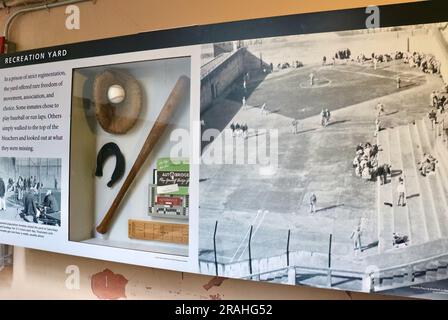 Bilder des Recreation Yard mit Baseballausrüstung, die von Häftlingen verwendet wurde Alcatraz Federal Penitentiary San Francisco Kalifornien USA Stockfoto