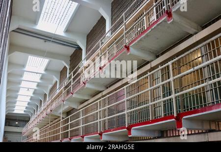 Im Bundesgefängnis Alcatraz blickt man auf die Korridore mit Gefängniszellen Alcatraz Island San Francisco California USA Stockfoto