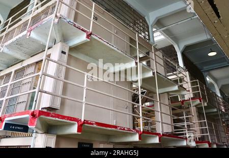 Im Bundesgefängnis Alcatraz blickt man auf die Korridore mit Gefängniszellen Alcatraz Island San Francisco California USA Stockfoto