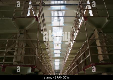 Im Bundesgefängnis Alcatraz blickt man auf die Korridore mit Gefängniszellen Alcatraz Island San Francisco California USA Stockfoto