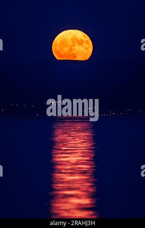 Split, Kroatien. 03. Juli 2023. Der Vollmond, bekannt als „Buck Moon“, erhebt sich am 3. Juli 2023 über Split, Kroatien. Foto: Zvonimir Barisin/PIXSELL Credit: Pixsell/Alamy Live News Stockfoto