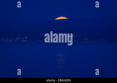 Split, Kroatien. 03. Juli 2023. Der Vollmond, bekannt als „Buck Moon“, erhebt sich am 3. Juli 2023 über Split, Kroatien. Foto: Zvonimir Barisin/PIXSELL Credit: Pixsell/Alamy Live News Stockfoto