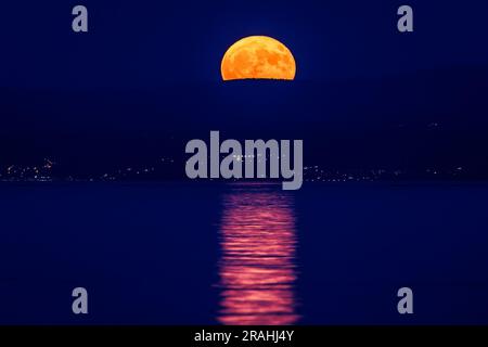 Split, Kroatien. 03. Juli 2023. Der Vollmond, bekannt als „Buck Moon“, erhebt sich am 3. Juli 2023 über Split, Kroatien. Foto: Zvonimir Barisin/PIXSELL Credit: Pixsell/Alamy Live News Stockfoto