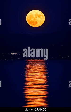 Split, Kroatien. 03. Juli 2023. Der Vollmond, bekannt als „Buck Moon“, erhebt sich am 3. Juli 2023 über Split, Kroatien. Foto: Zvonimir Barisin/PIXSELL Credit: Pixsell/Alamy Live News Stockfoto