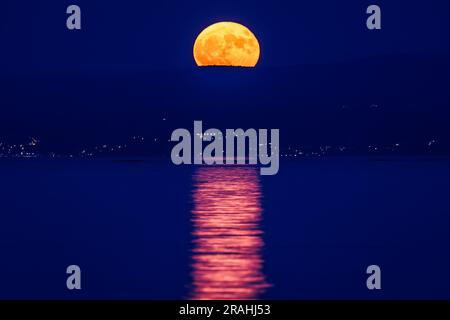 Split, Kroatien. 03. Juli 2023. Der Vollmond, bekannt als „Buck Moon“, erhebt sich am 3. Juli 2023 über Split, Kroatien. Foto: Zvonimir Barisin/PIXSELL Credit: Pixsell/Alamy Live News Stockfoto