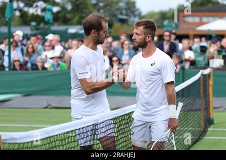 Wimbledon, Royaume Uni. 03. Juli 2023. Corentin Moutet (Fra) gewinnt Richard Gasquet (Fra) bei den Wimbledon Championships 2023 am 3. Juli 2023 im All England Lawn Tennis & Croquet Club in Wimbledon, England - Photo Antoine Couvercelle/DPPI Credit: DPPI Media/Alamy Live News Stockfoto