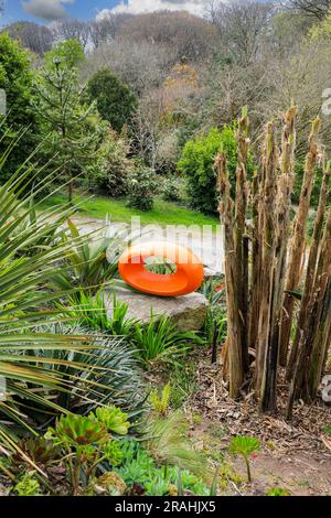 Eine Freiluftskulptur namens „Agent Orange“ von Tom Leaper, Tremenheere Sculpture Gardens bei Penzance, Cornwall, England, Großbritannien Stockfoto