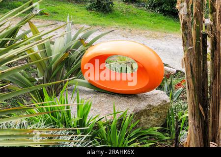 Eine Freiluftskulptur namens „Agent Orange“ von Tom Leaper, Tremenheere Sculpture Gardens bei Penzance, Cornwall, England, Großbritannien Stockfoto