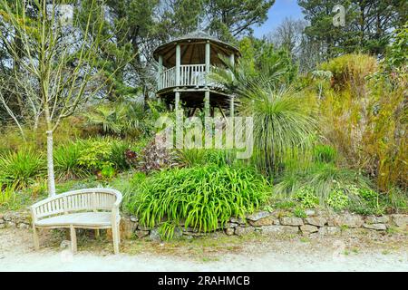 Der Aussichtsturm in den Tremenheere Sculpture Gardens in der Nähe von Penzance, Cornwall, England, Großbritannien Stockfoto