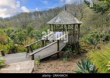 Der Aussichtsturm in den Tremenheere Sculpture Gardens in der Nähe von Penzance, Cornwall, England, Großbritannien Stockfoto