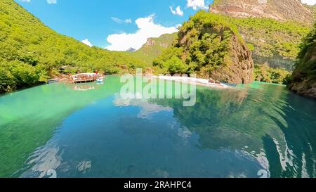 Valbona Valley und Shala River sind bekannt für malerische Landschaften. Umgeben von majestätischen Bergen und Wäldern. Beliebt für Outdoor-Aktivitäten Stockfoto