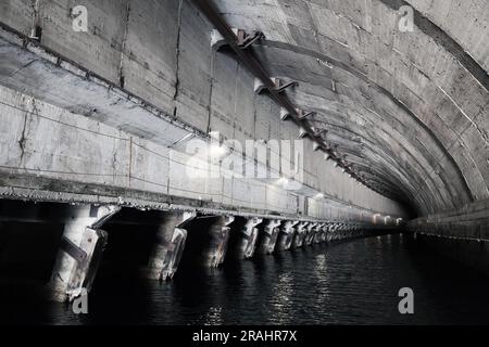 Industrielle Betontunnelperspektive, Teil einer verlassenen unterirdischen U-Boot-Basis aus der UdSSR. Balaklava, Krim Stockfoto