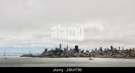Blick auf die Bucht und die Skyline von San Francisco vom Alcatraz Federal Penitentiary San Francisco Kalifornien USA Stockfoto
