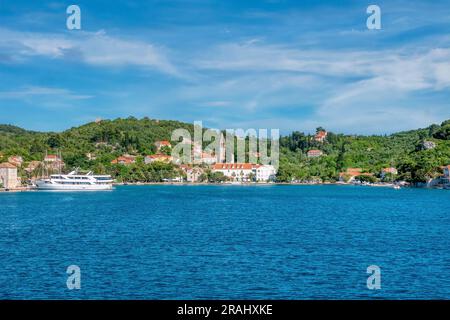 Sie kommen mit dem Boot an und genießen einen Blick auf das malerische Dorf Sipanska Luka auf Sipan, eine der Elaphiti-Inseln an der dalmatinischen Küste Kroatiens. Stockfoto