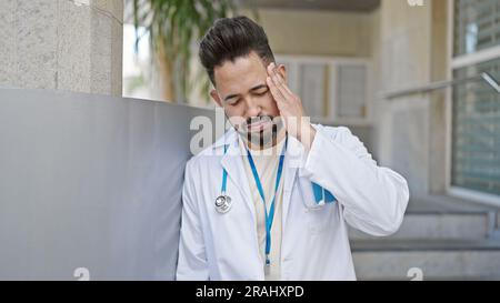 Junger latino-Arzt im Krankenhaus gestresst Stockfoto