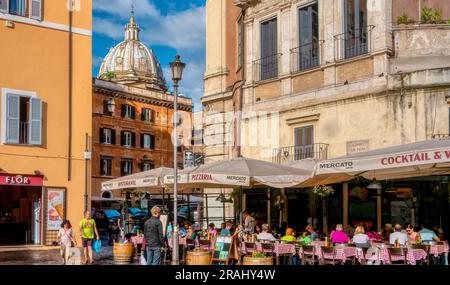 Rom, Italien - 18. Juni 2014. Touristen im Mercato Hostaria Restaurant am Campo de Fiori, nahe der Basilika Sant'Andrea della Valle. Stockfoto