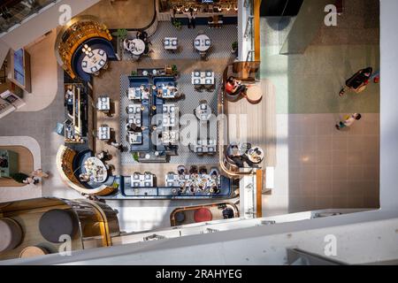 Blick von oben auf das Restaurant im Einkaufszentrum Utama 1 in Kuala Lumpur, einem der größten in Malaysia Stockfoto
