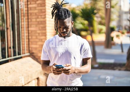 afroamerikanische Frau mit Smartphone auf der Straße Stockfoto