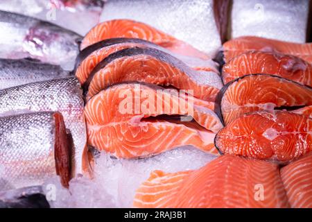 Rohe Steaks von frischem Lachs, die auf der Eistheke lagen. Stockfoto