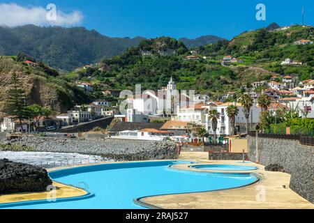 Meerwasserküstenpool im Dorf Porto da Cruz, Insel Madeira, Portugal Stockfoto