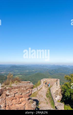 Burgruinen von Wegelburg mit Landschaft des Pfalzwaldes im Hintergrund, Nothweiler, Pfalz, Rheinland-Pfalz, Deutschland, Europa Stockfoto