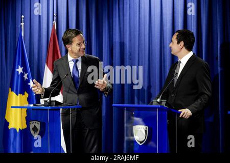 PRISTINA - 04/07/2023, PRISTINA - Premierminister Mark Rutte und Premierminister Xavier Bettel von Luxemburg während einer Pressekonferenz im Anschluss an ein Treffen mit Premierminister Albin Kurti während eines gemeinsamen Arbeitsbesuchs im Kosovo. Die beiden werden Serbien und dem Kosovo einen zweitägigen Besuch abstatten. ANP ROBIN VAN LONKHUIJSEN niederlande raus - belgien raus Stockfoto