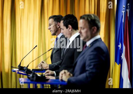 PRISTINA - 04/07/2023, PRISTINA - Premierminister Mark Rutte und Premierminister Xavier Bettel von Luxemburg während einer Pressekonferenz im Anschluss an ein Treffen mit Premierminister Albin Kurti während eines gemeinsamen Arbeitsbesuchs im Kosovo. Die beiden werden Serbien und dem Kosovo einen zweitägigen Besuch abstatten. ANP ROBIN VAN LONKHUIJSEN niederlande raus - belgien raus Stockfoto