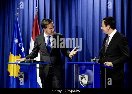 PRISTINA - 04/07/2023, PRISTINA - Premierminister Mark Rutte und Premierminister Xavier Bettel von Luxemburg während einer Pressekonferenz im Anschluss an ein Treffen mit Premierminister Albin Kurti während eines gemeinsamen Arbeitsbesuchs im Kosovo. Die beiden werden Serbien und dem Kosovo einen zweitägigen Besuch abstatten. ANP ROBIN VAN LONKHUIJSEN niederlande raus - belgien raus Stockfoto